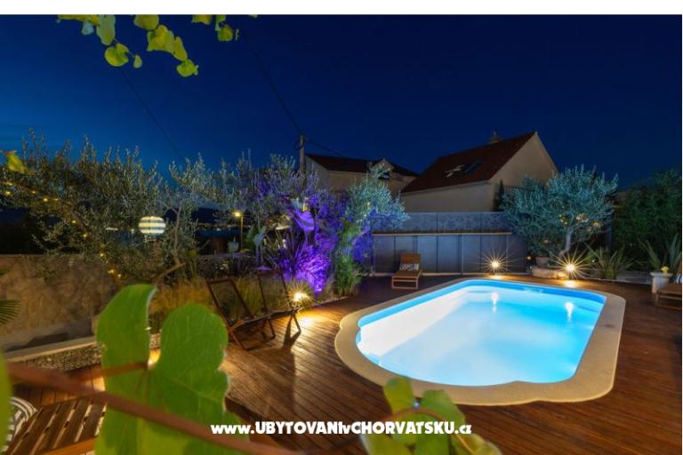 The Three Flowers Pool House – photo 82