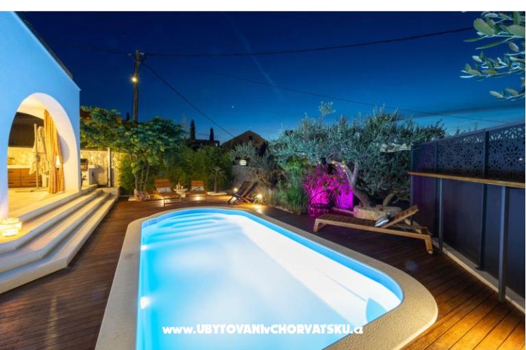 The Three Flowers Pool House – photo 83