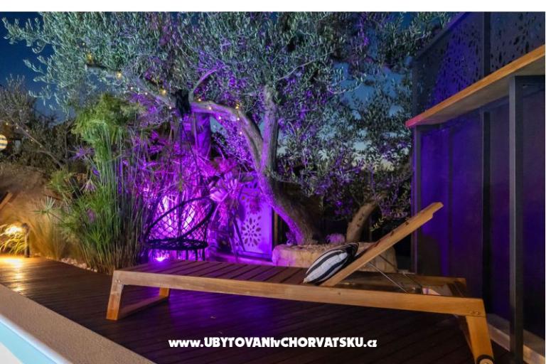 The Three Flowers Pool House – photo 85