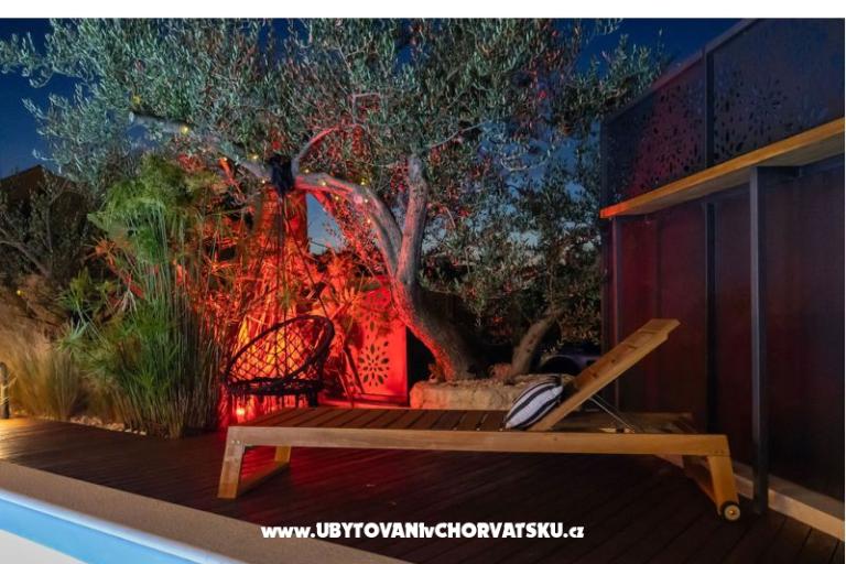 The Three Flowers Pool House – photo 86
