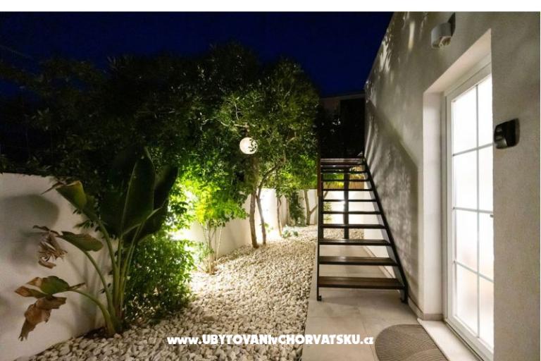 The Three Flowers Pool House – photo 88