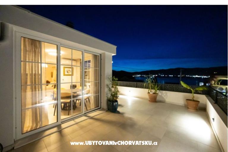 The Three Flowers Pool House – photo 89