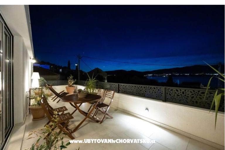 The Three Flowers Pool House – photo 90