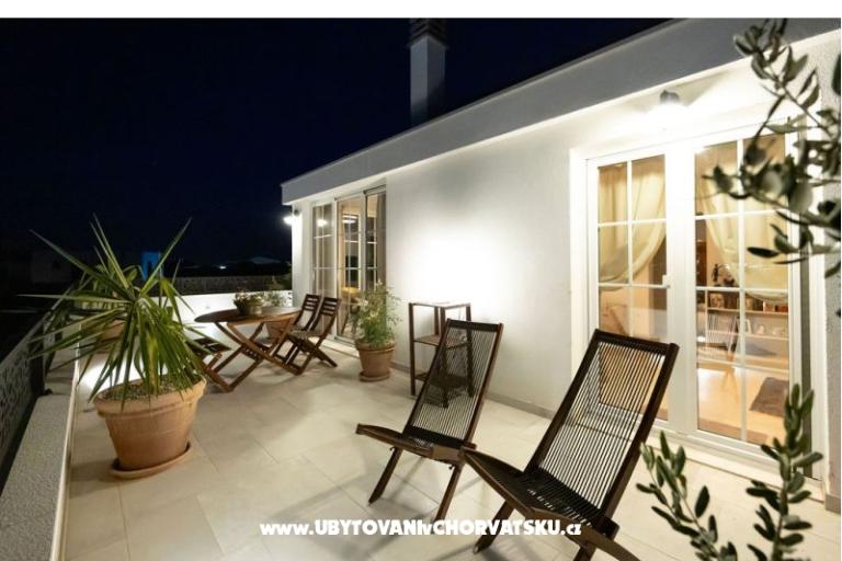 The Three Flowers Pool House – photo 92