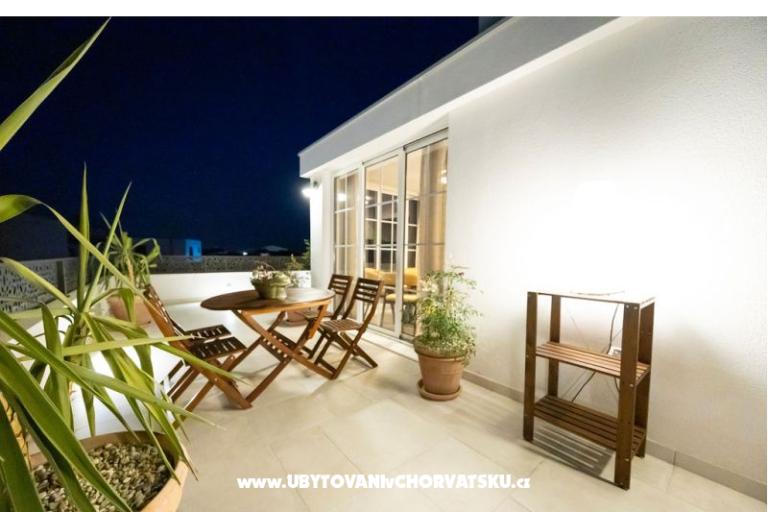The Three Flowers Pool House – photo 93