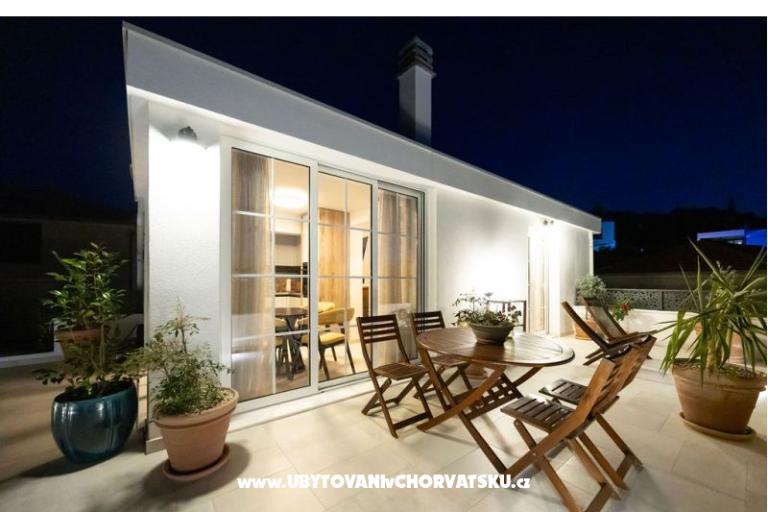 The Three Flowers Pool House – photo 94