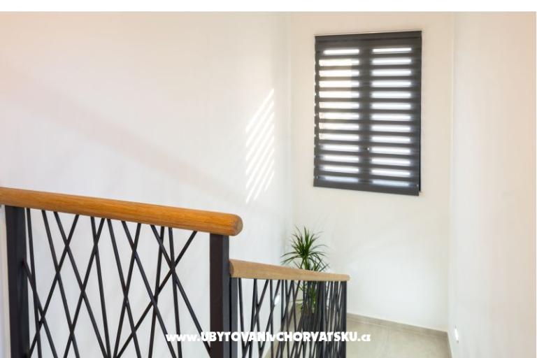 House s pogledom na more Antivo – photo 17