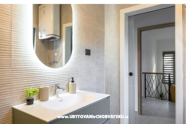 House s pogledom na more Antivo – photo 20