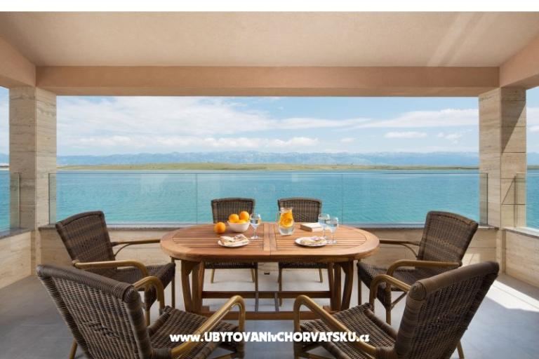 Villa Vista Royal – photo 18