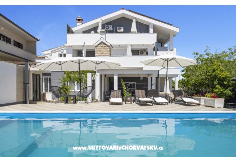 Vila s bazenom i jacuzzijima – photo 2