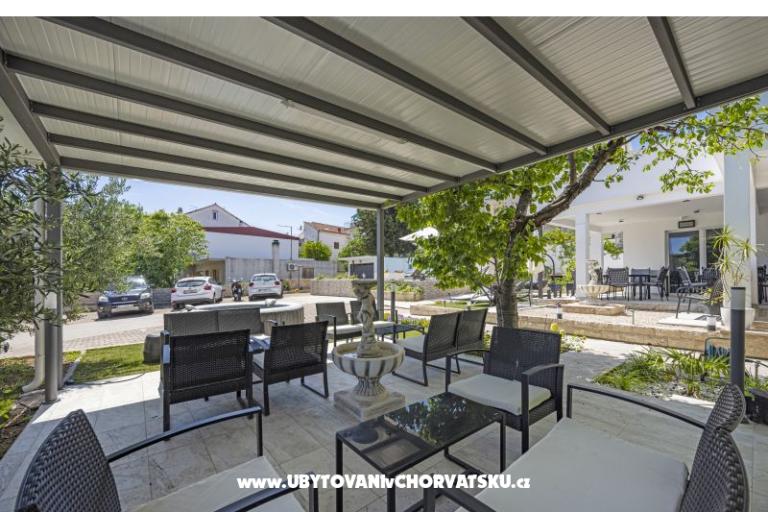 Vila s bazenom i jacuzzijima – photo 4