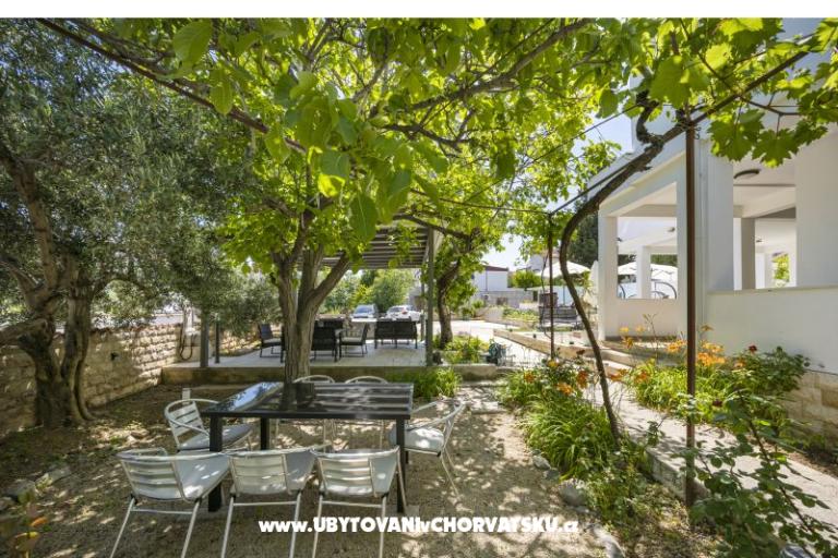 Vila s bazenom i jacuzzijima – photo 7